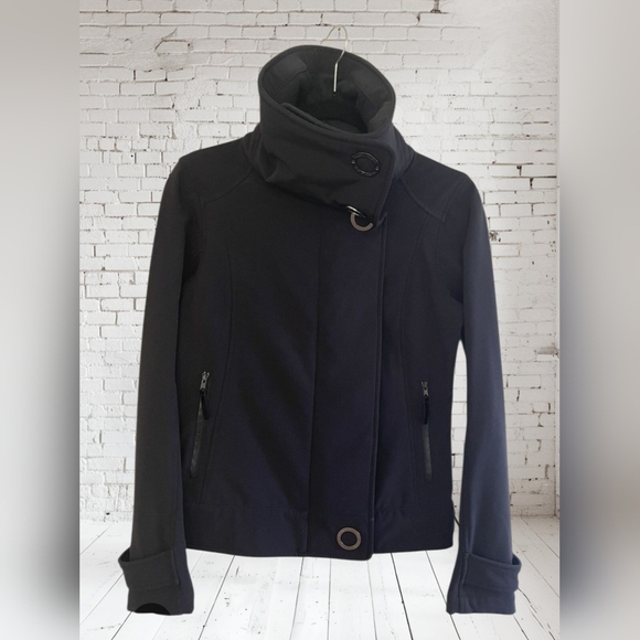 Lululemon Audrey Jacket Sz M Softshell Wind Rain Fitted Silhouette Black - Picture 12 of 15
